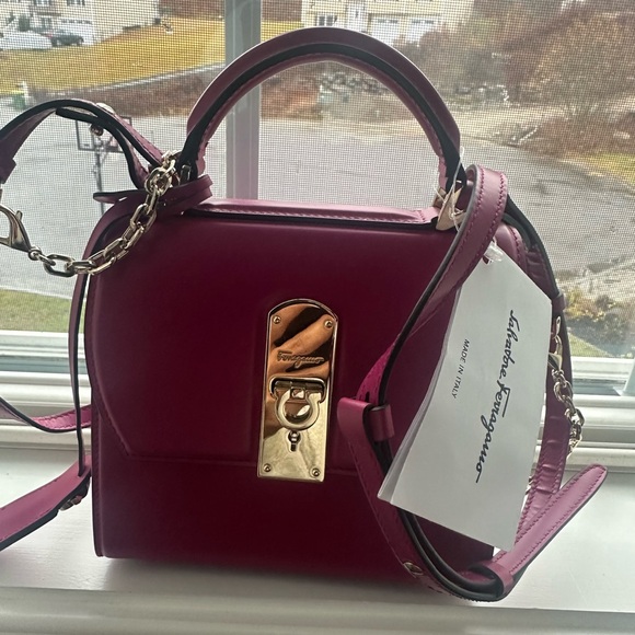 New Salvatore Ferragamo women’s bag with dust bag included - Picture 2 of 16